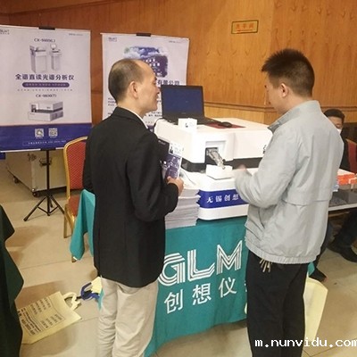 展台前客户在咨询 展台前客户在咨询