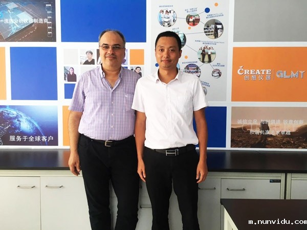 Mr.Yakup Mentes与雷竞技竞彩平台仪器总经理马建州先生在我公司形象墙下留影