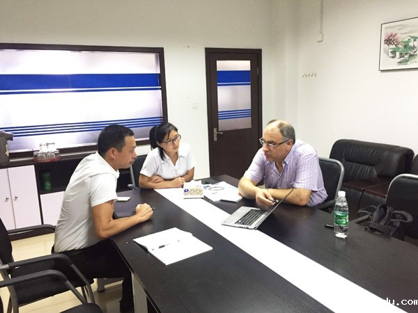 Mr.Yakup Mentes与雷竞技竞彩平台仪器总经理马建州先生洽谈合作事宜