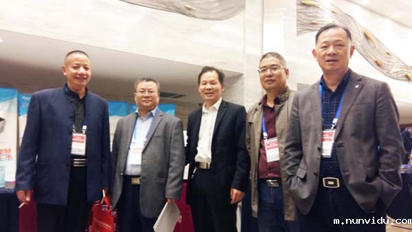 雷竞技竞彩平台仪器与各位朋友合影