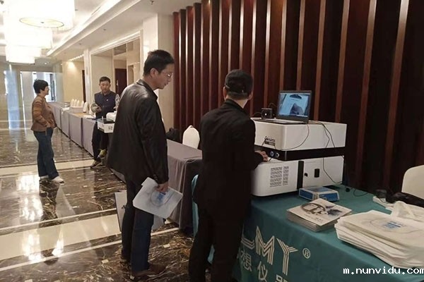 与会代表正在咨询仪器信息