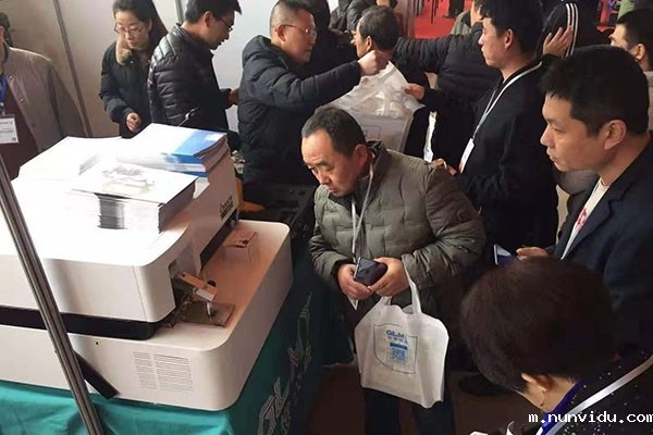 站台前人头攒动