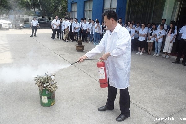 安全员演示如何正确使用灭火器