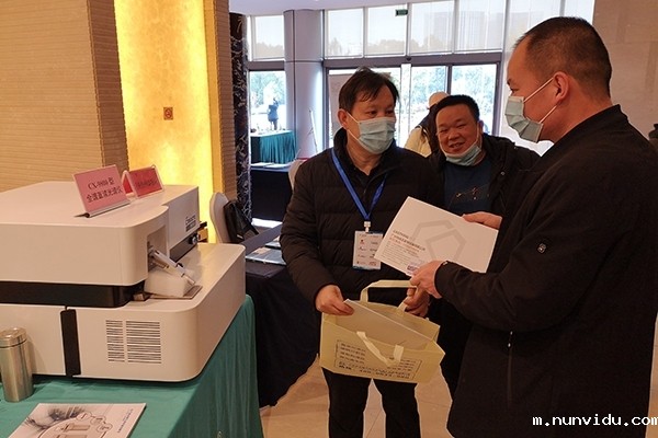 客户至雷竞技竞彩平台仪器展台咨询