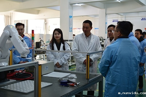 参观自动化测试设备