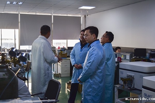 参观研发实验室