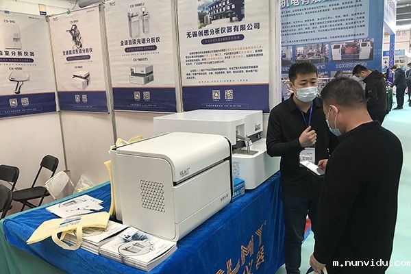 为客户介绍直读光谱仪