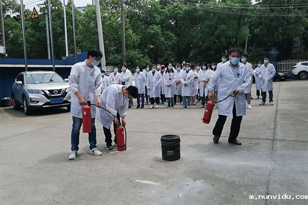 实际操作灭火器的使用