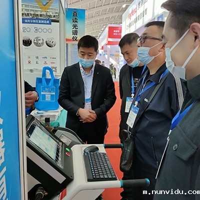 嘉宾了解移动式直读光谱仪