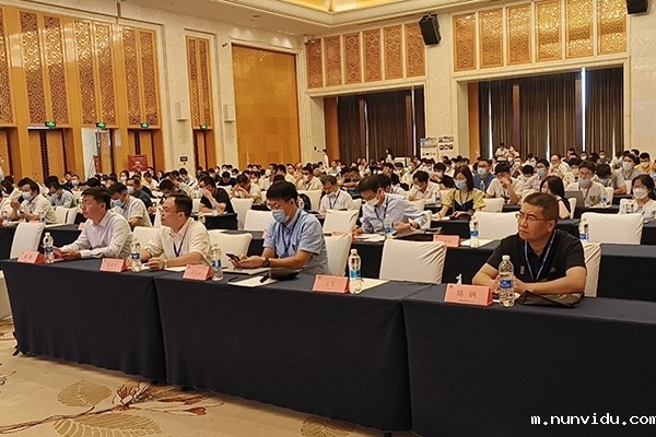 参会人员认真聆听