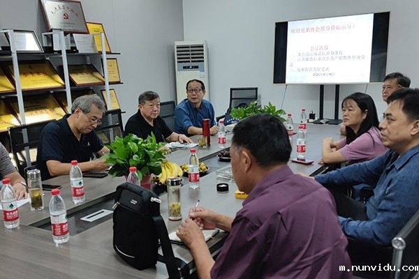 无锡是铸协秘书长邓贵云主持会议