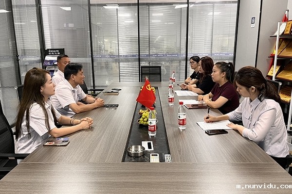 商务局领导与雷竞技竞彩平台仪器负责人面对面会谈