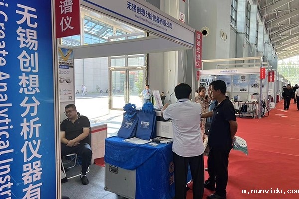 客户在我司展台了解直读光谱仪