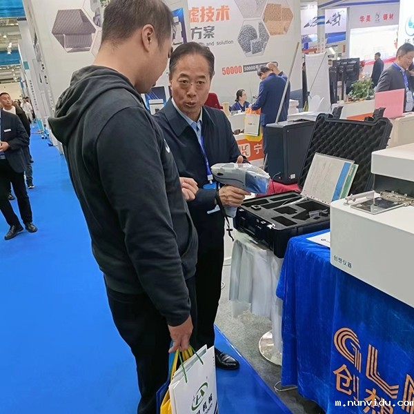 为客户介绍新款手持式光谱仪