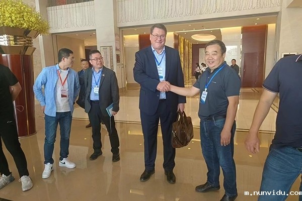 与国外客户合影