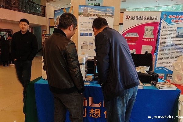 为客户介绍我司直读光谱仪