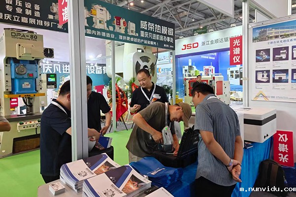 为嘉宾演示手持式光谱仪的检测