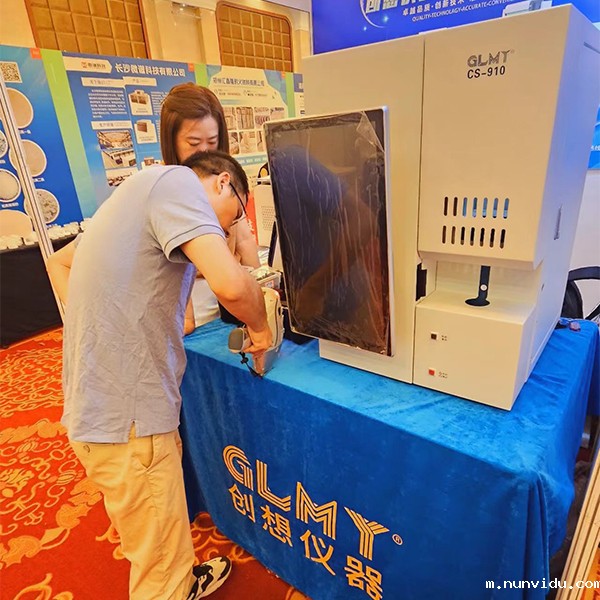 为客户演示手持式光谱仪的操作