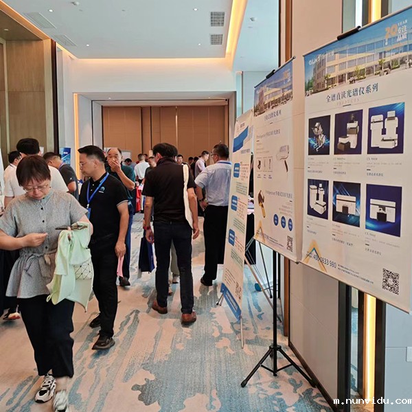 嘉宾参观展位