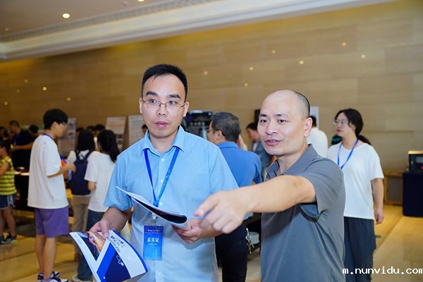 为嘉宾介绍我司产品