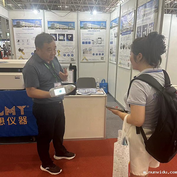 为客户讲解手持式光谱仪