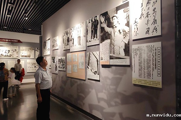 支部书记彭顺和在驻足认真学习