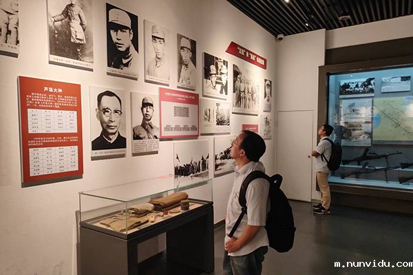 支部副书记袁海军在驻足认真学习