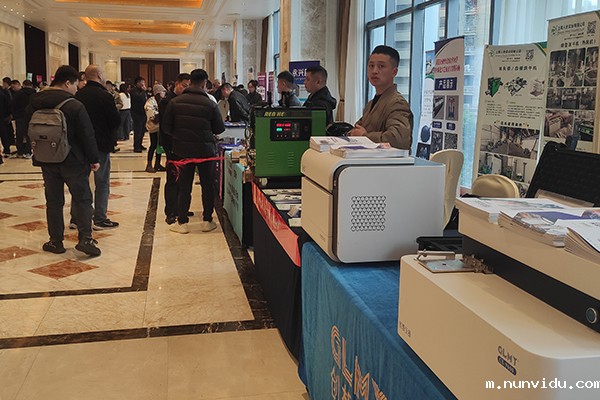 嘉宾参观展商产品