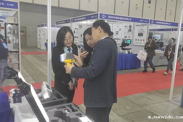 为嘉宾演示我司手持式光谱仪