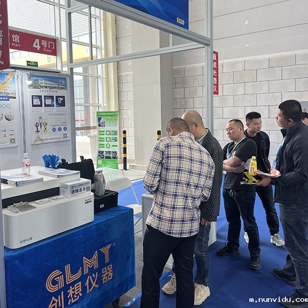 为嘉宾介绍直读光谱仪