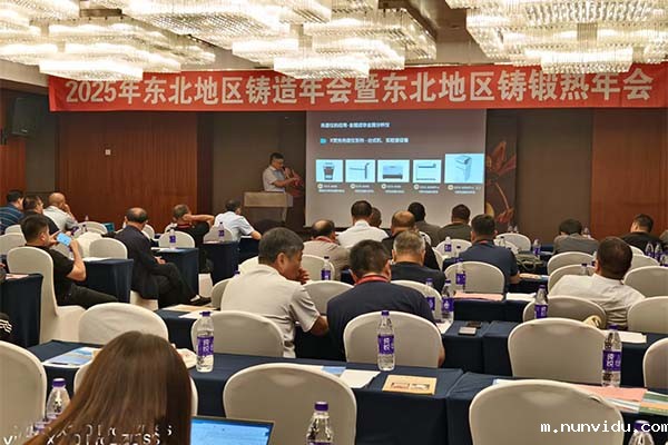 为嘉宾讲解我司产品的应用