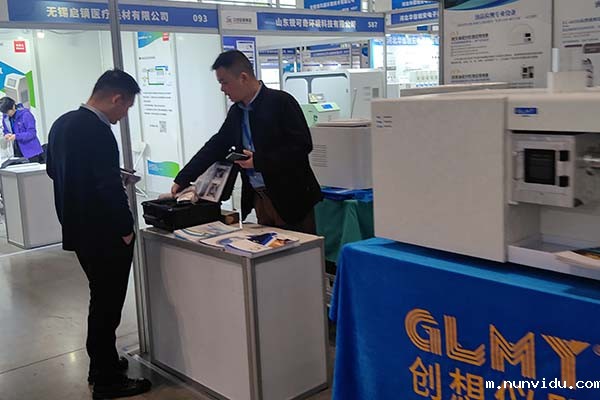 为嘉宾介绍我司产品