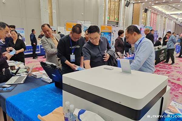 为嘉宾介绍手持式光谱仪