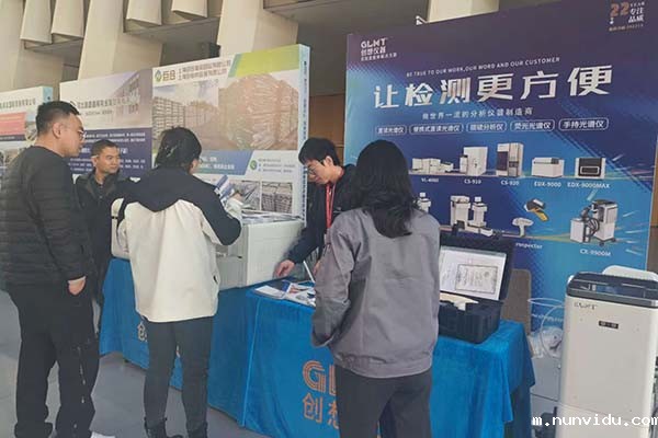 为嘉宾展示我司优质产品